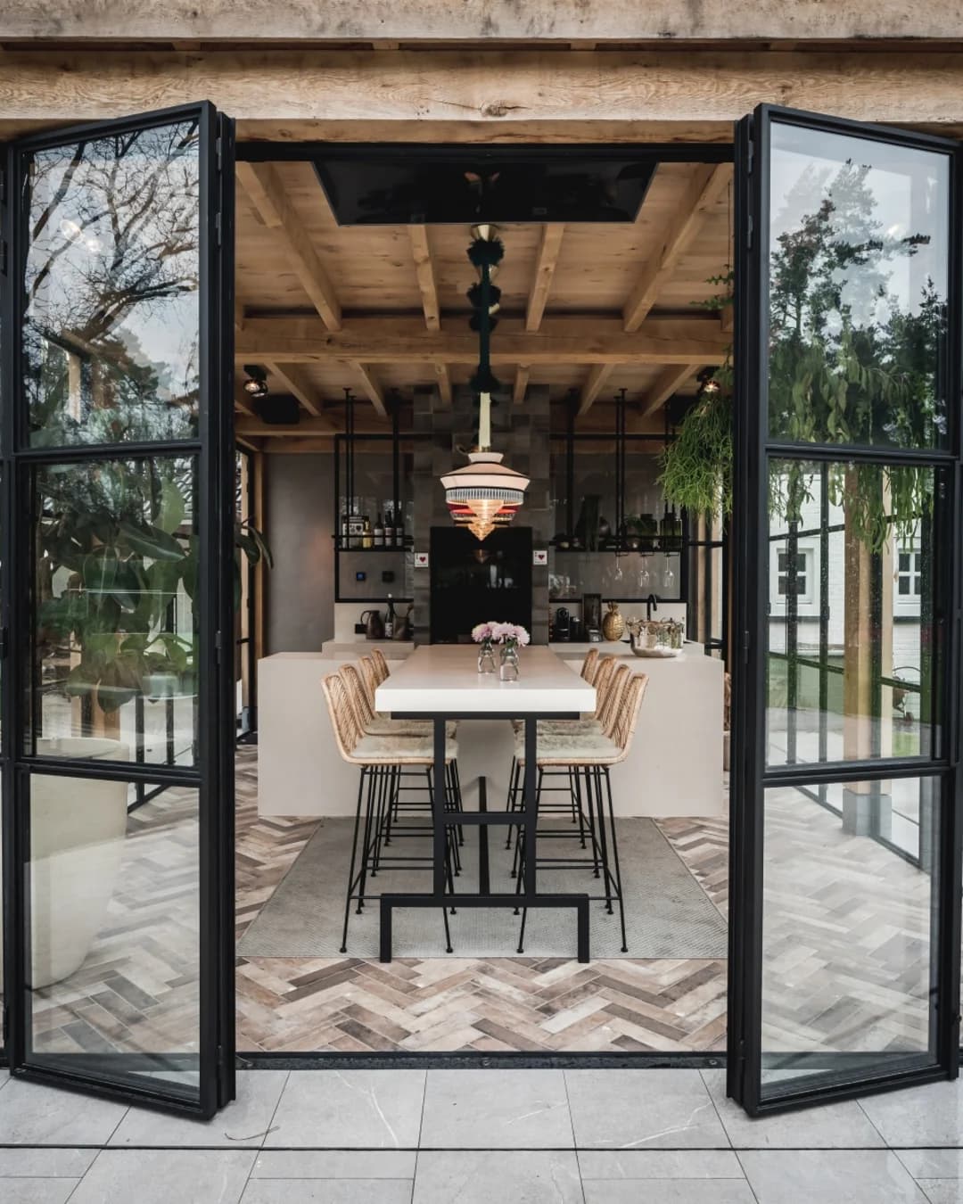 Stalen maatwerkdeuren in een gestyled interieur