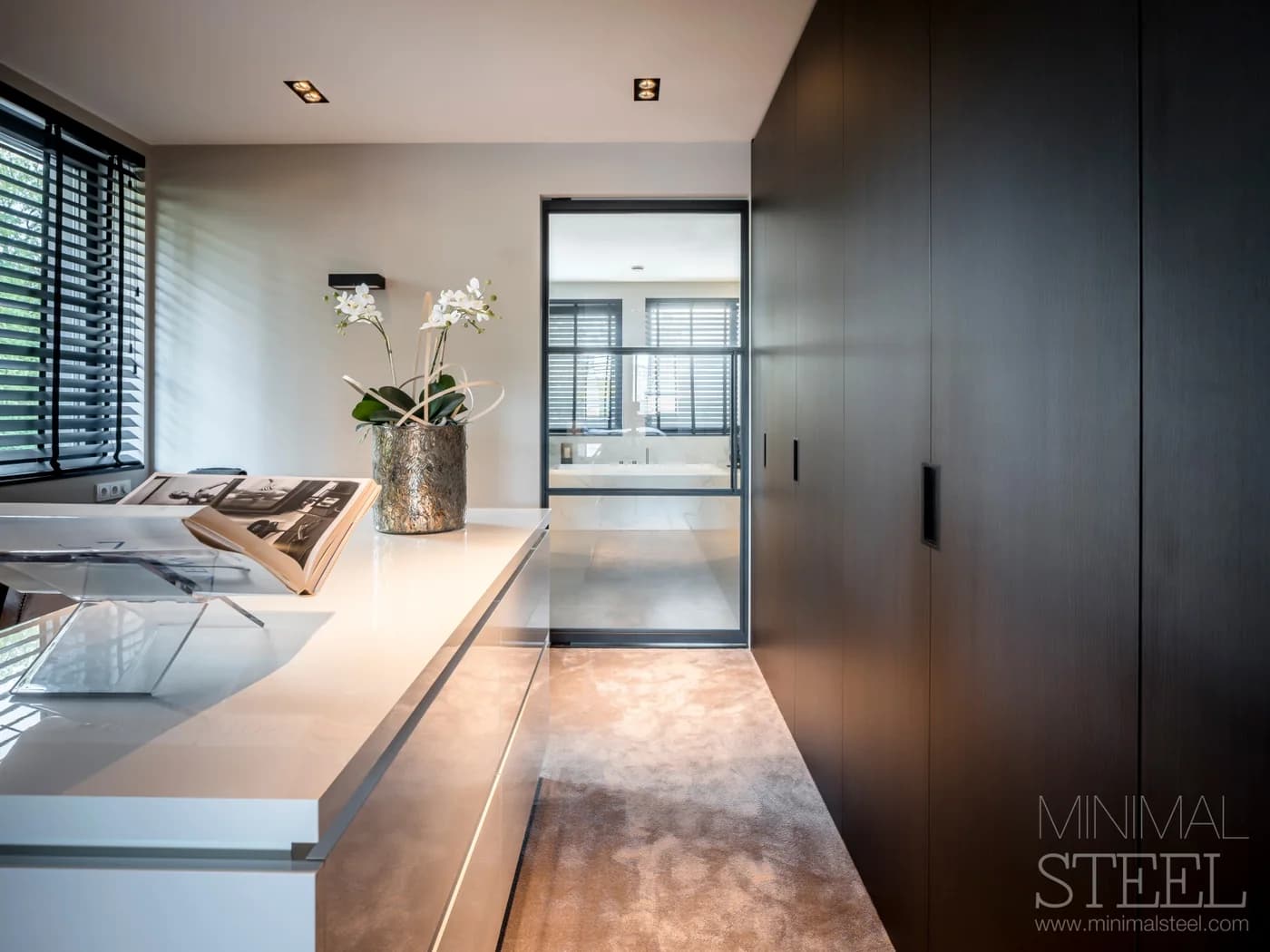 Minimal steel beglazing die een leefruimte verdeelt