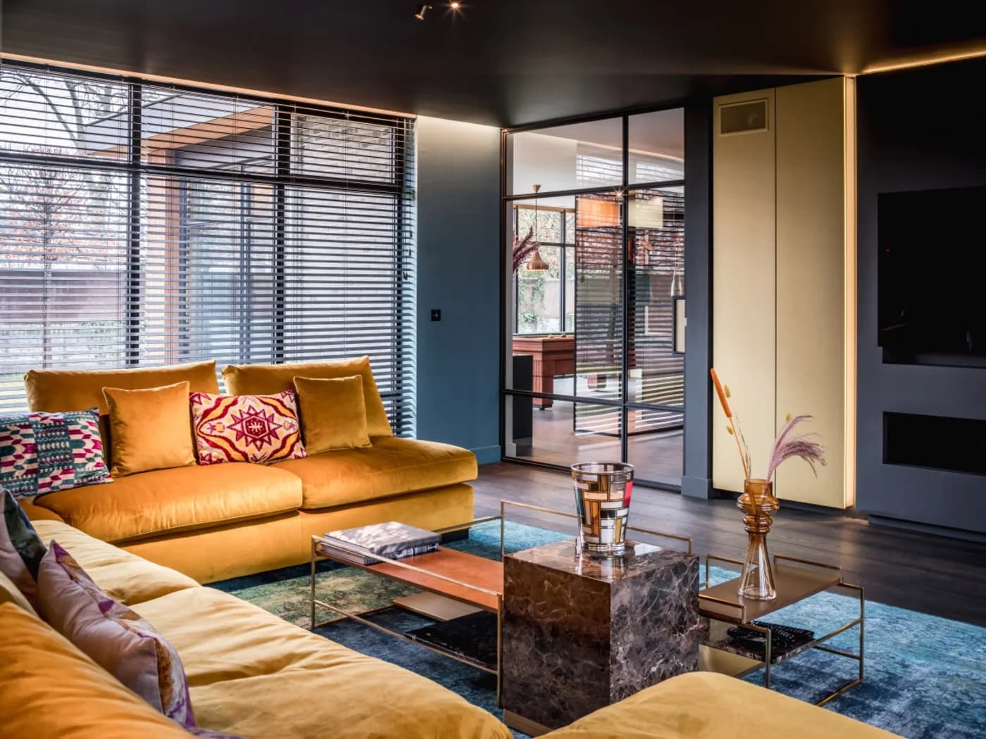 Roomdivider van staal en glas